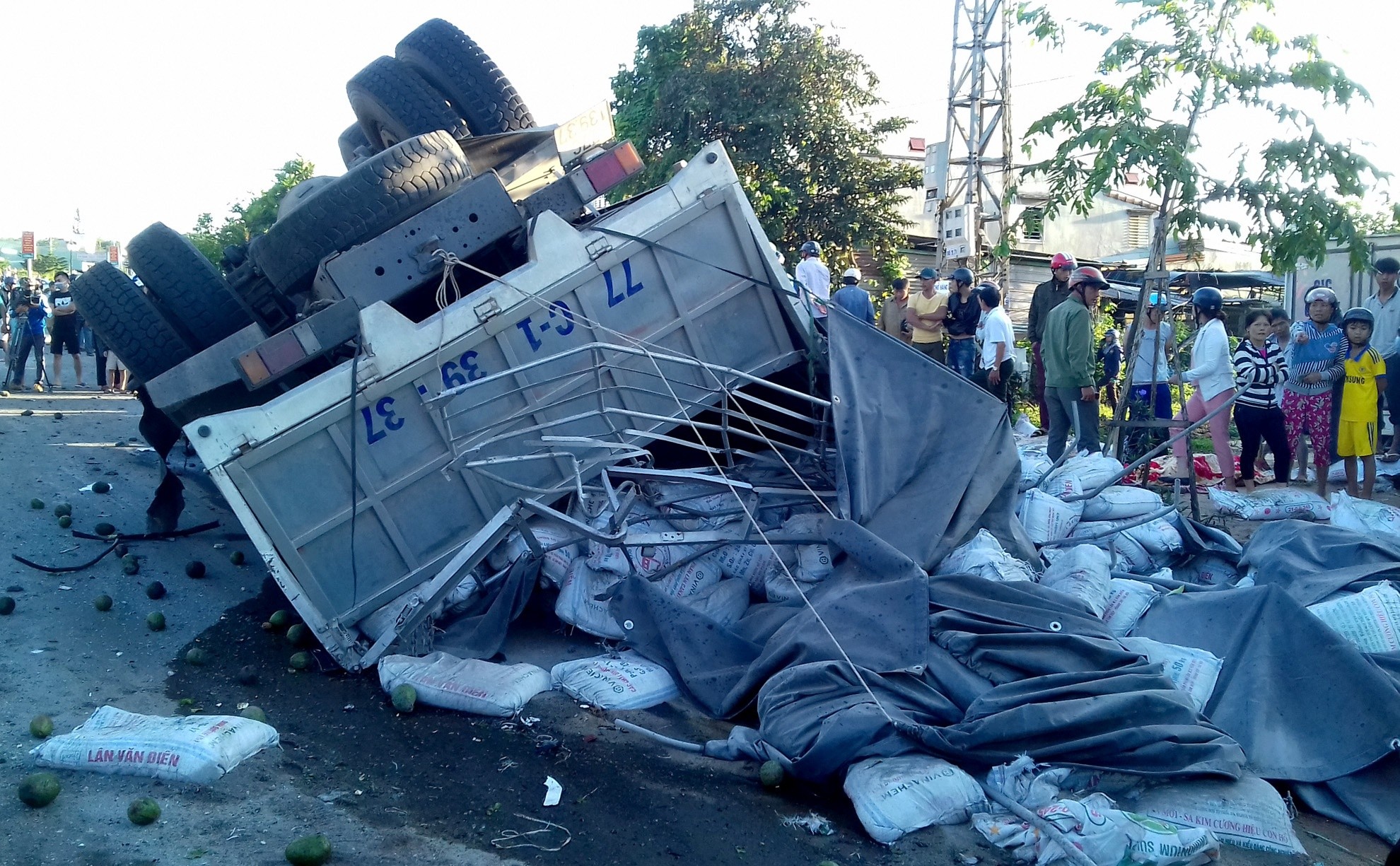 Camion renversé après la collision
