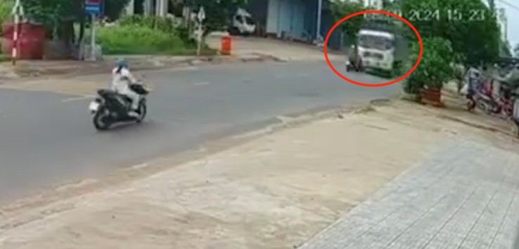 Xe máy đi ngược chiều đâm trực diện vào đầu xe tải