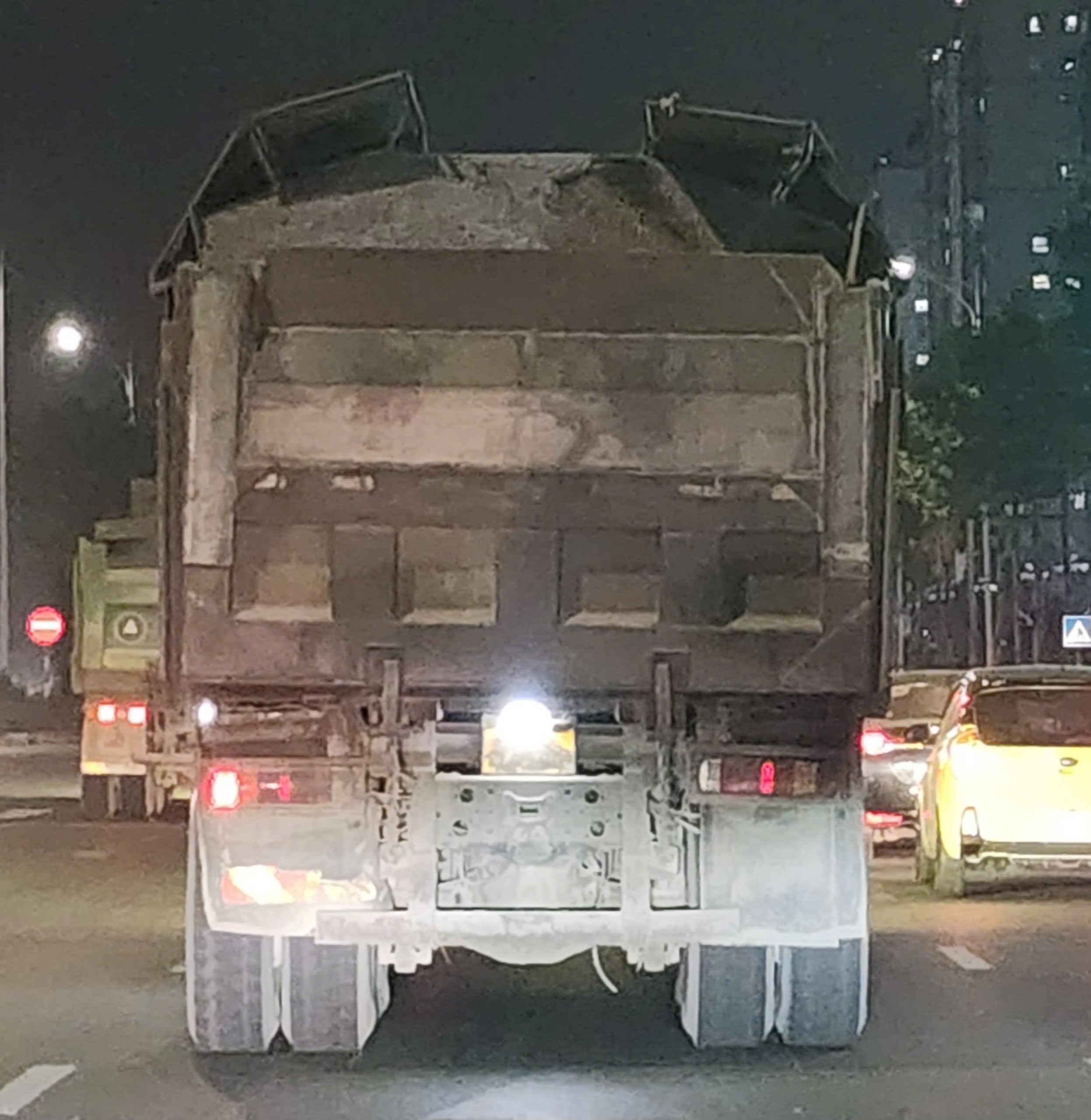 Lực lượng CSGT tuần tra kiểm soát xe tải vi phạm trên tuyến đường, thể hiện nỗ lực đảm bảo trật tự an toàn giao thông.