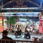Toàn cảnh chợ Long Biên nhộn nhịp, sầm uất nhìn từ trên cao, với dòng người mua bán tấp nập.