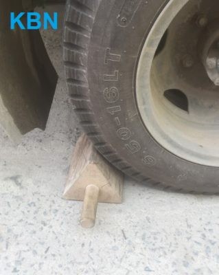 cọc chèn bánh xe bằng gỗ