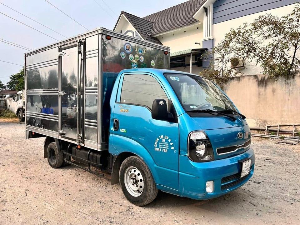 Used 2020 Kia K200 truck with closed body
