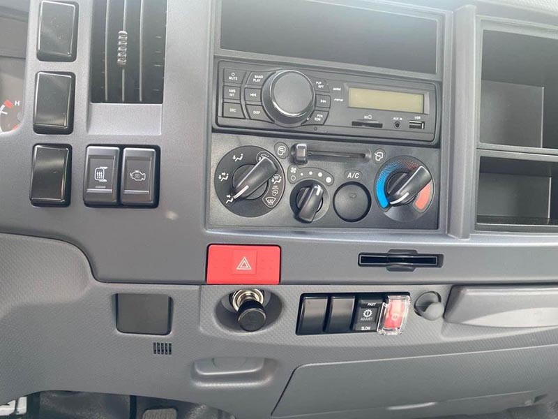 Bảng điều khiển trung tâm xe tải Isuzu NMR 200 được bố trí khoa học, dễ dàng thao tác và quan sát.