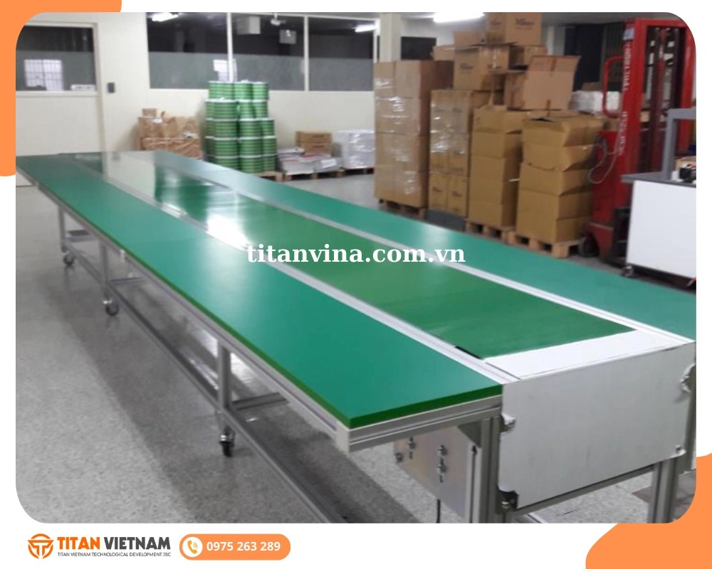 Tapete rolante de transferência com mesa de operação e rodas