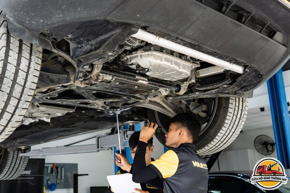 트럭 엔진을 정비하고 있는 Minh Auto 기술자