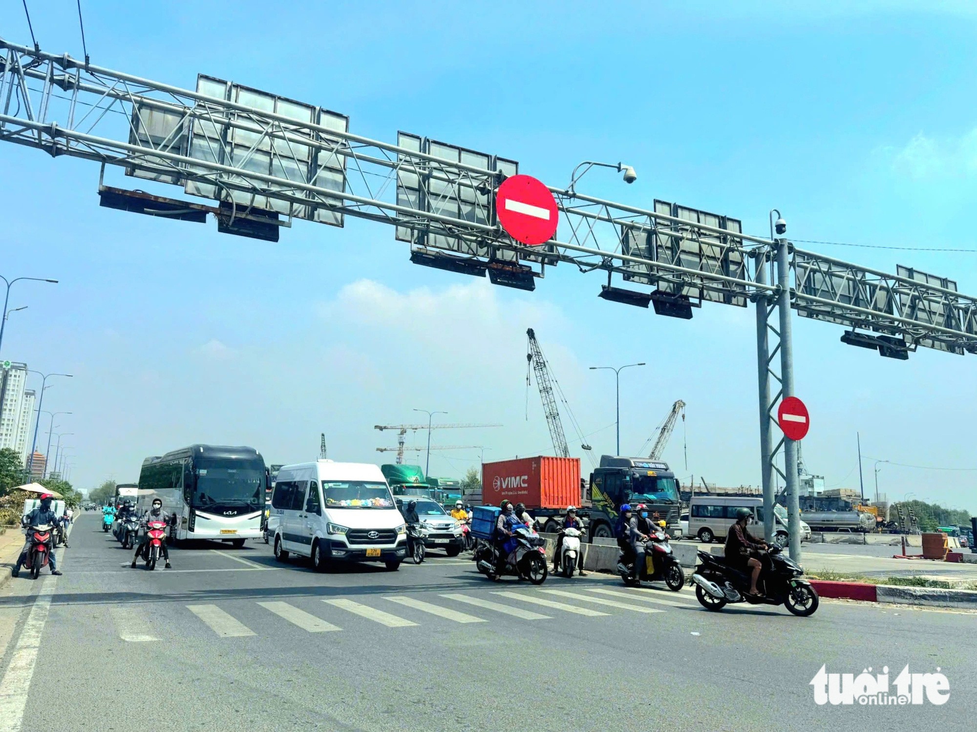 Đường Mai Chí Thọ (TP Thủ Đức) đông xe cộ, lượng xe tải nặng qua lại rất nhiều mỗi ngày, thể hiện nhu cầu vận tải hàng hóa lớn tại TP.HCM.
