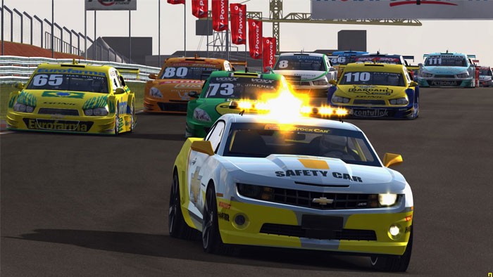 Xe đua Stock Car Extreme đang chạy trên đường đua tốc độ cao, thể hiện sự mạnh mẽ và tốc độ của game đua xe mô phỏng Stock Car.