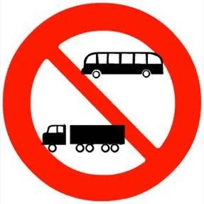 赤い縁と白い背景に赤い斜線が引かれたバスとトラックの絵があるバスとトラック進入禁止標識 P.107。