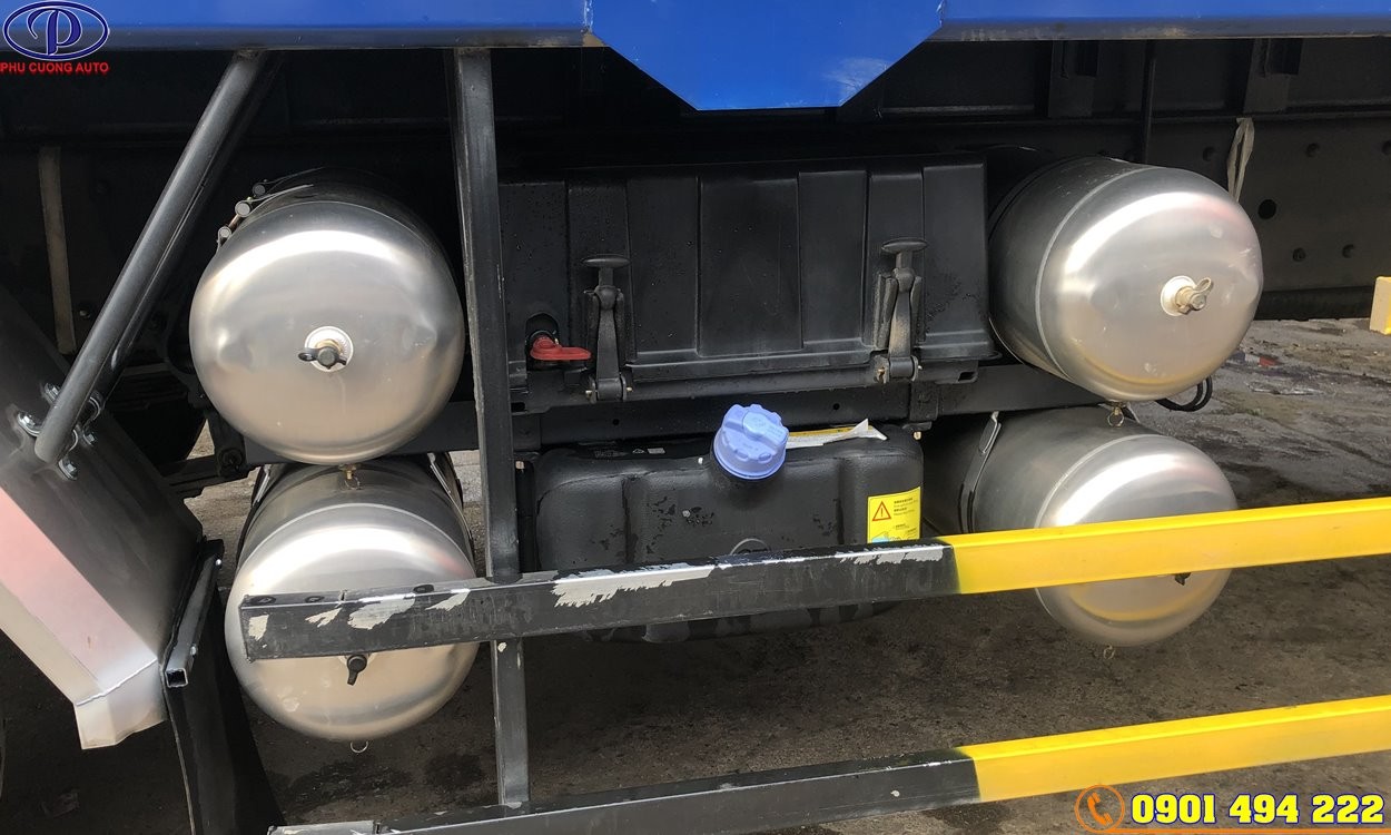 Batteria, serbatoio dell'urea, serbatoio dell'aria del camion Chenglong a 4 assi cabina H7