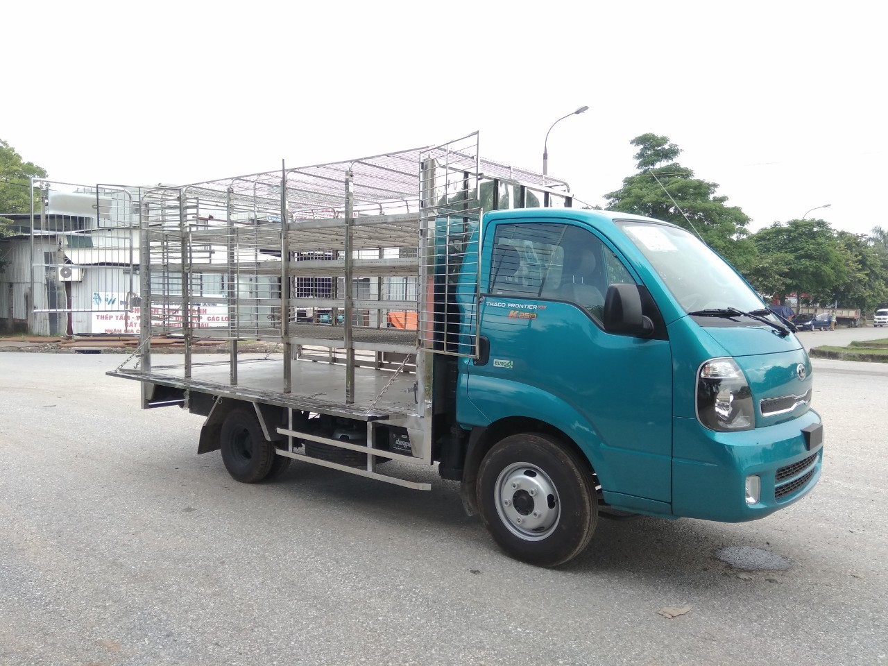 Xe tải chở vịt Kia K250 nhìn từ phía sau