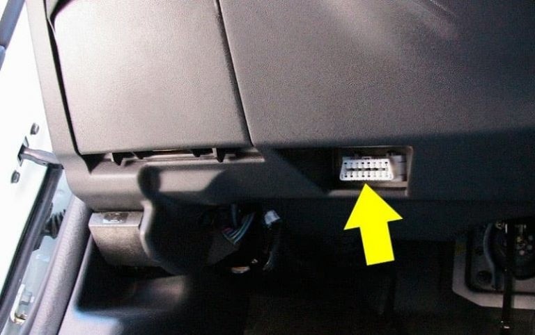 Cổng kết nối OBD J1708 thường thấy trên xe tải hạng nặng