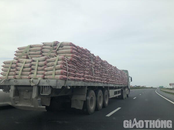 Tác hại của việc chở hàng quá tải xe đầu kéo