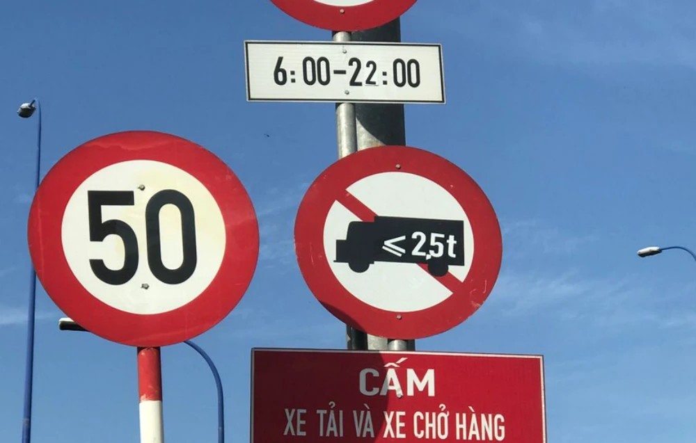 Sinal de trânsito com o horário de proibição de camiões não atualizado de forma síncrona em alguns cruzamentos, causando dificuldades aos motoristas no cumprimento das novas regras.