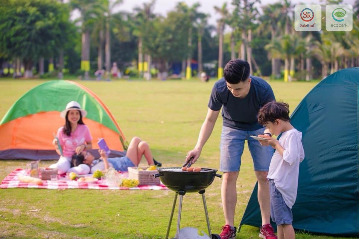 Gia đình trẻ cắm trại tại công viên Mùa Xuân Ecopark