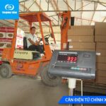 Cân điện tử chính xác đảm bảo trọng lượng hàng hóa khi ghép xe tải Hà Nội Hải Phòng tại Xe Tải Mỹ Đình
