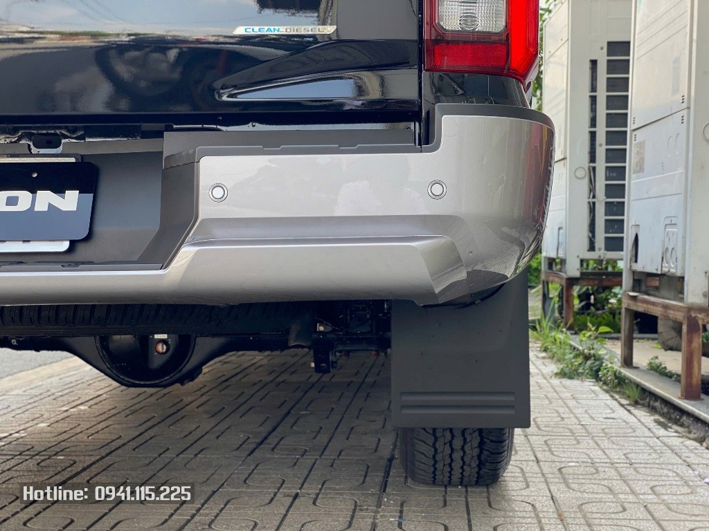 Cận cảnh đuôi xe Triton 2WD AT Premium