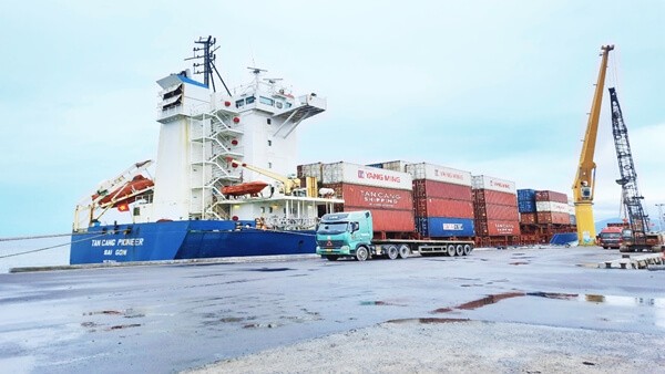 Xe tải chở hàng tại cảng Cam Ranh
