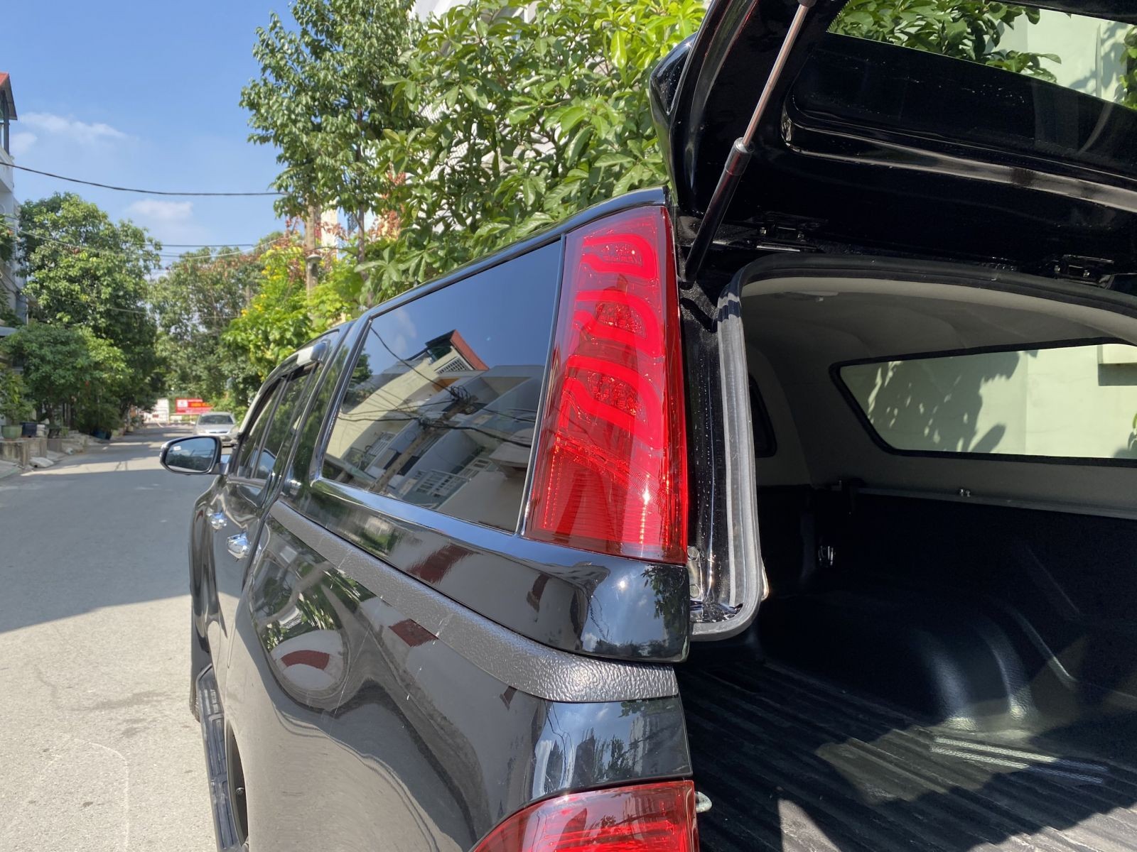 Đèn 3 tầng nắp thùng cao Toyota Hilux 2021