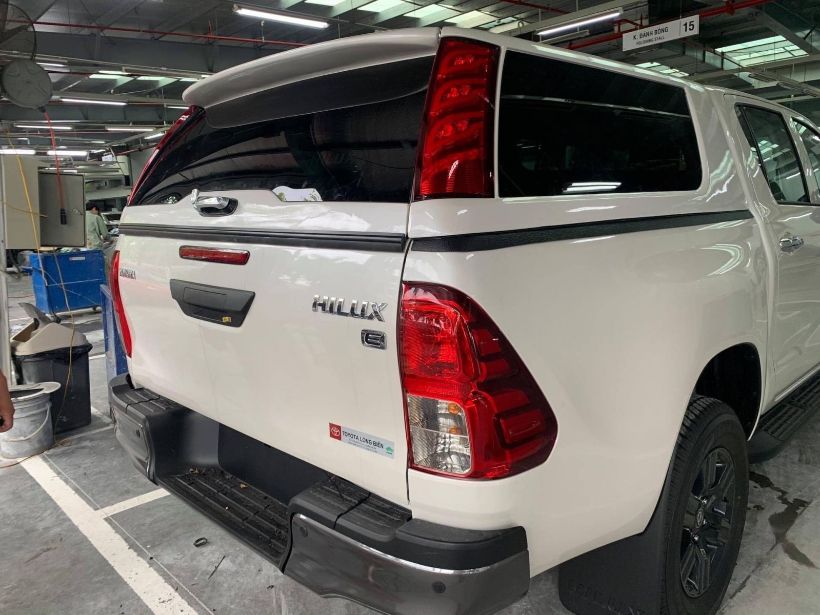 Nắp thùng cao Hilux có đèn