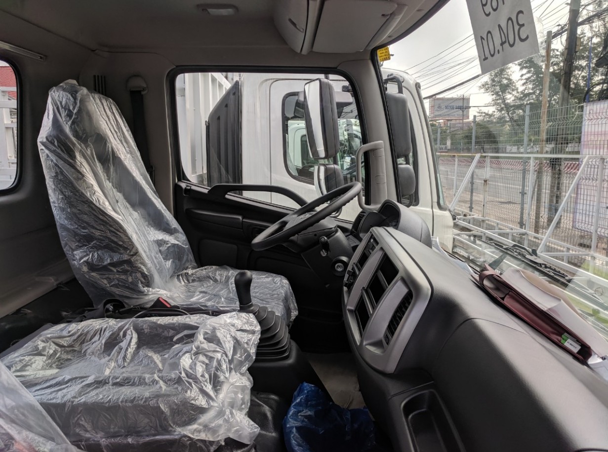 Interni della cabina di un camion Hino con gru da 5 tonnellate