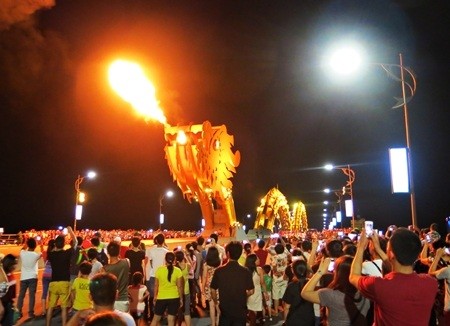 Cầu Rồng phun lửa biểu tượng du lịch Đà Nẵng 2017