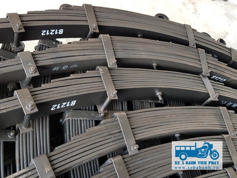Structure of three-wheeled vehicle leaf springs formed by stacking leaves with a certain curvature