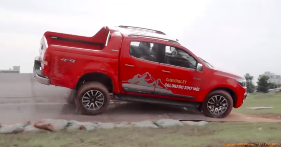 Chevrolet Colorado en conduite sur route