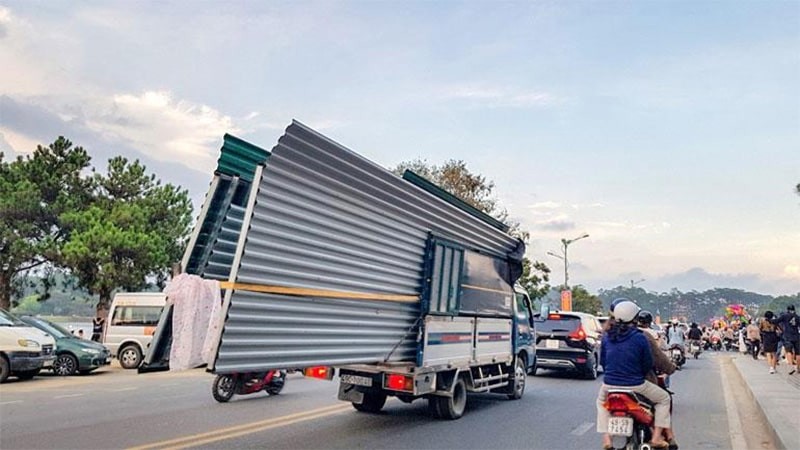 Xe tải chở hàng cồng kềnh