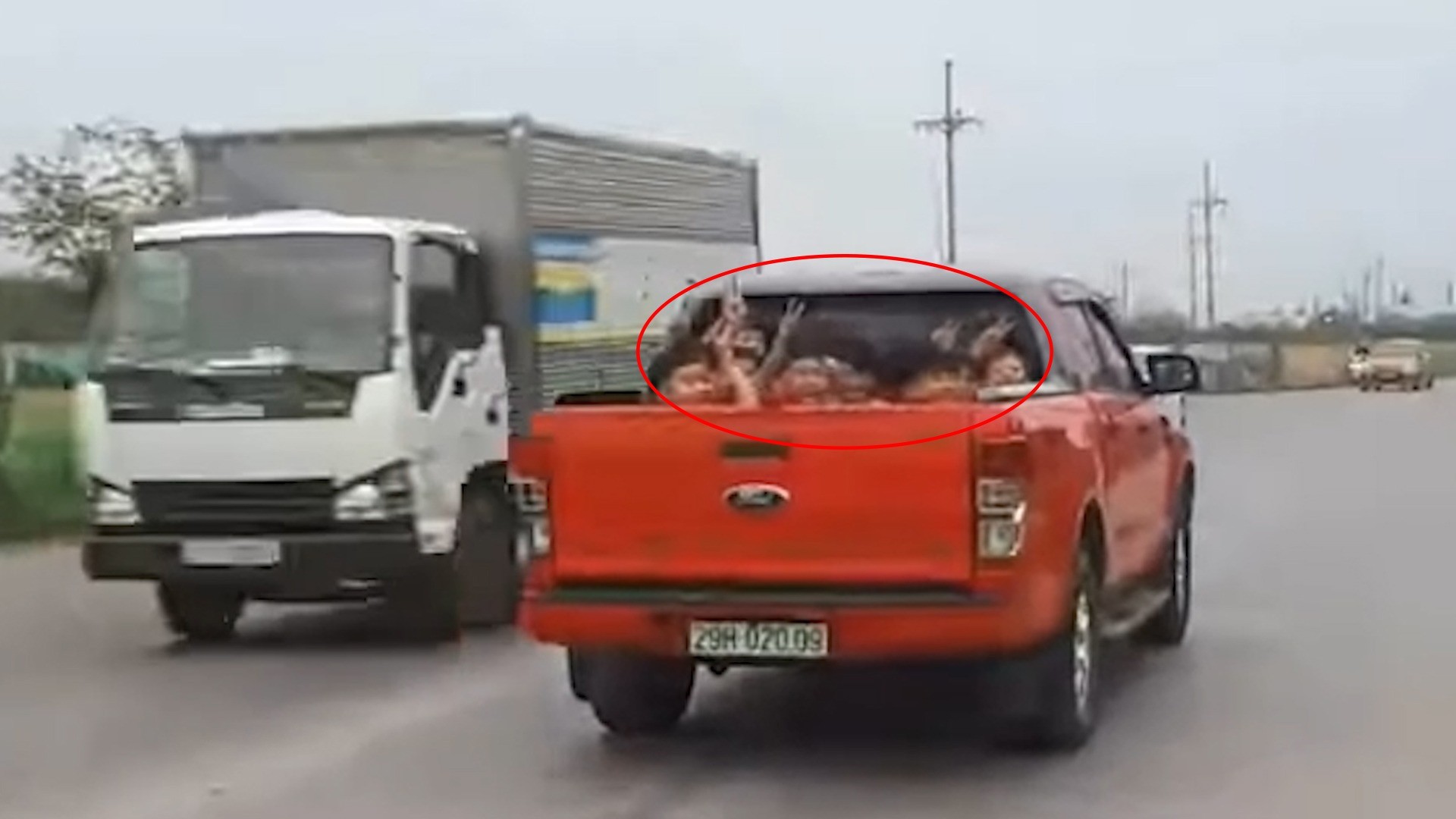 Có Được Chở Người Trên Thùng Xe Bán Tải? Quy Định Và Mức Phạt