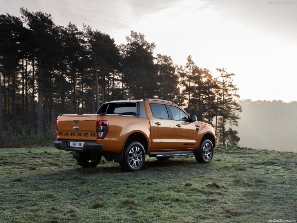 Image d'un Ford Ranger gris souris à louer sans chauffeur à Biên Hòa, premier choix de pick-up pour le travail et les loisirs