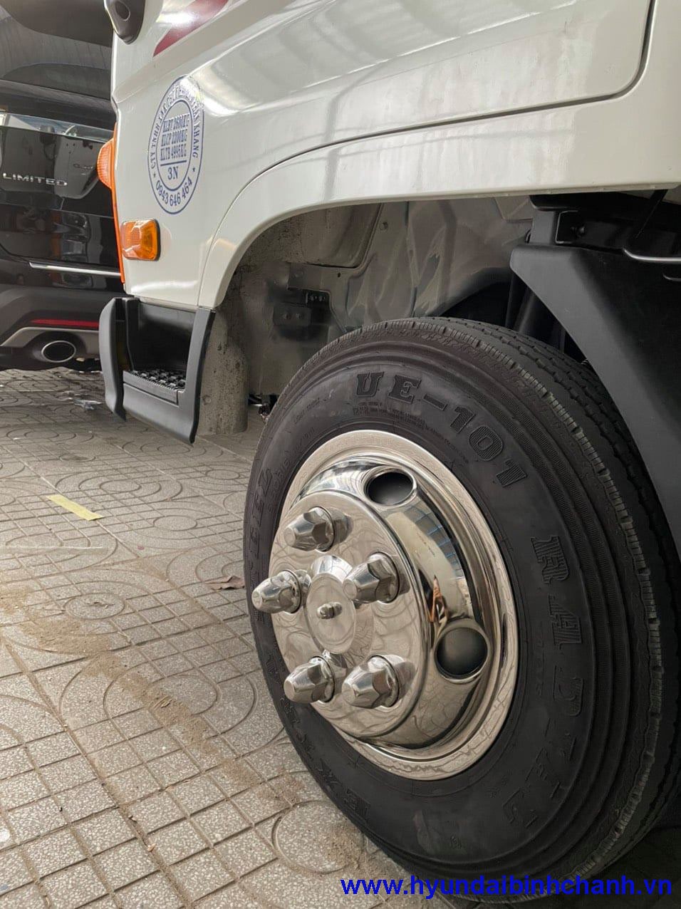 Instructies voor het eenvoudig thuis installeren van RVS wieldoppen voor vrachtwagens