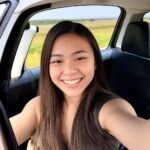 Cô gái trẻ tạo dáng chụp ảnh bên trong cabin xe tải, phong cách xe tải photography cá tính.