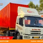 Xe tải thùng kín chở hàng hóa