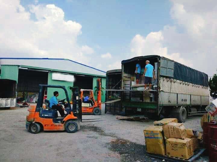 Nhân viên Vận tải Châu Vy bốc xếp hàng hóa cẩn thận tại kho Long An
