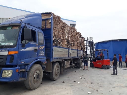 Nhân viên Huỳnh Một hỗ trợ bốc dỡ hàng hóa tại kho ở Long An