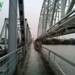 Cầu đường sắt Bình Lợi cũ (trái) và cầu mới (phải). Ảnh: Trường Điền