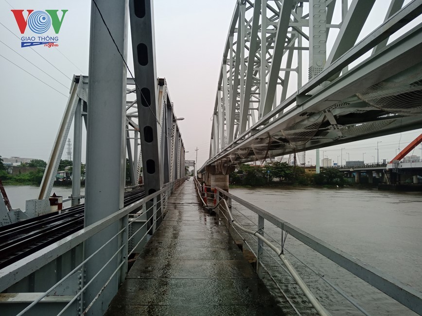 Cầu đường sắt Bình Lợi cũ (trái) và cầu mới (phải). Ảnh: Trường Điền