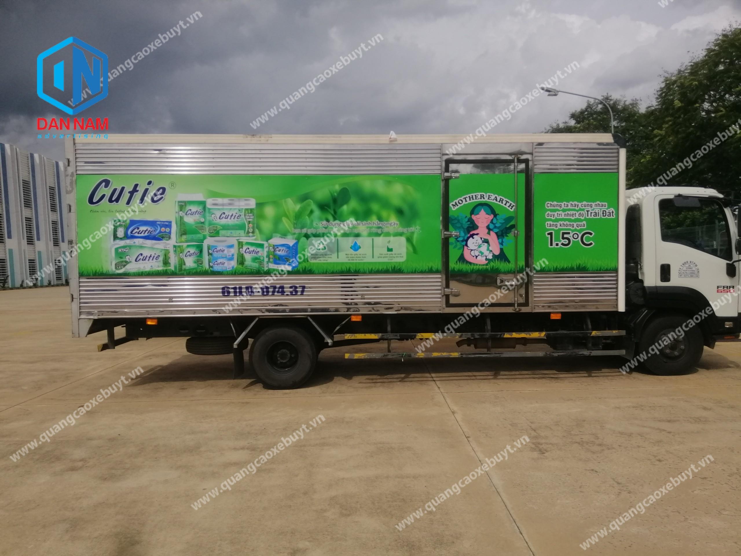 Hình ảnh mockup thiết kế decal quảng cáo trên thùng xe tải gợn sóng với logo và thông điệp rõ ràng