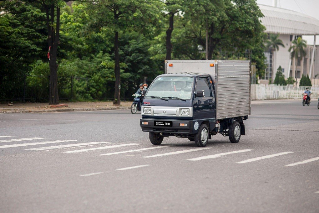 Hình ảnh minh họa xe tải Suzuki Carry Truck bền bỉ trên đường phố