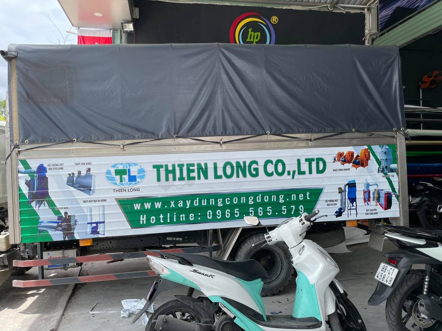 Hình ảnh xe tải dán decal quảng cáo