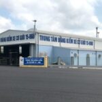 Xe tải đang được kiểm tra tại trung tâm đăng kiểm để đảm bảo an toàn và tuân thủ quy định.