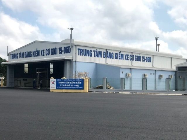 Xe tải đang được kiểm tra tại trung tâm đăng kiểm để đảm bảo an toàn và tuân thủ quy định.