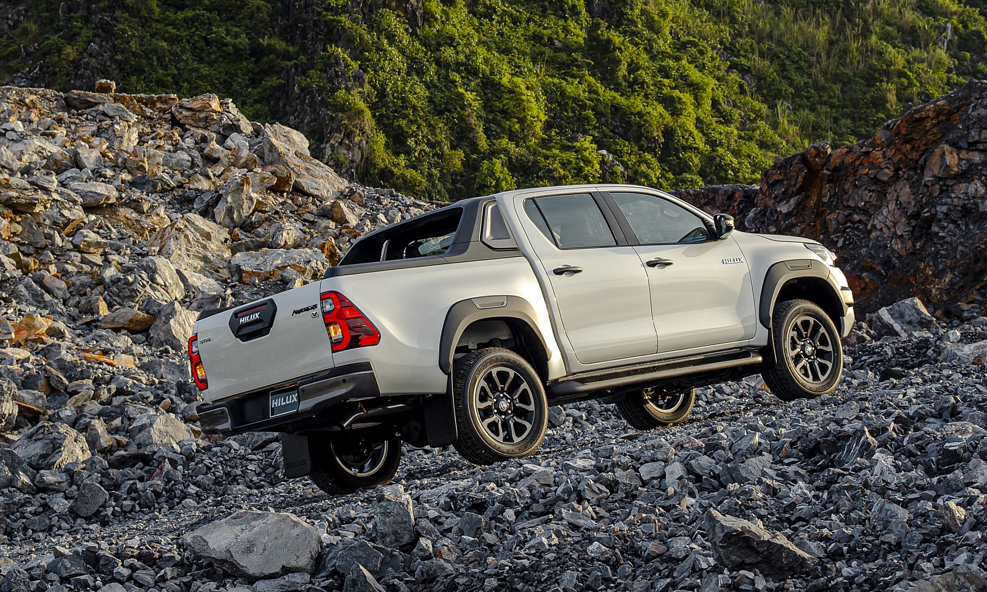 丰田海拉克斯 Hilux 2020 发动机，展示发动机舱