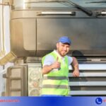 Tài xế kiểm tra xe tải hạng nặng