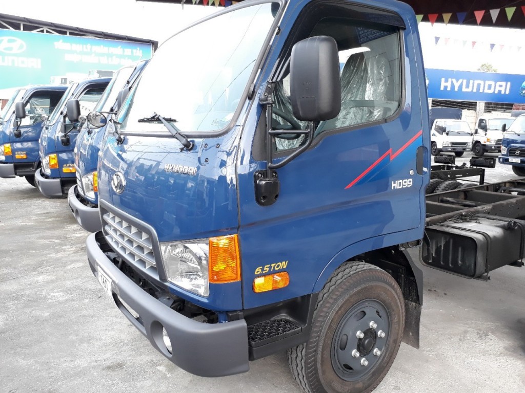 Xe tải Hyundai HD99 với cabin đầu hổ đặc trưng