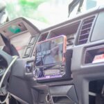 Dấu hiệu radio xe tải bị hỏng: Đầu MP3 trên xe tải cũ với các nút điều khiển bị mờ, cảnh báo hệ thống âm thanh có thể cần sửa chữa hoặc thay thế