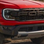 Đầu xe Ford Ranger Raptor 2023 màu đỏ cam mạnh mẽ