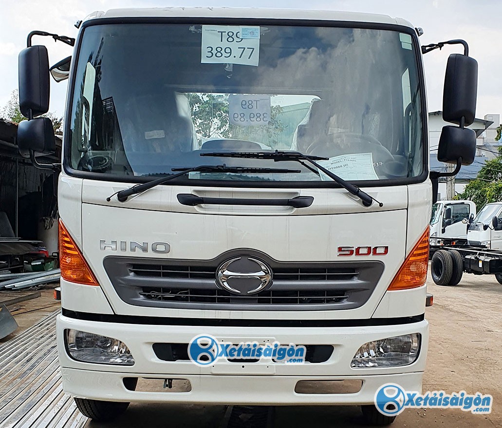 Avant du camion Hino 6T4 puissant et moderne avec des phares intégrés