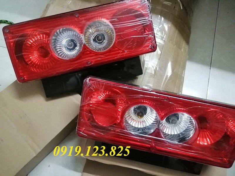 Hình ảnh chi tiết đèn hậu xe tải Thaco Ollin, phụ tùng chiếu sáng phía sau xe tải Thaco, đảm bảo an toàn khi vận hành.