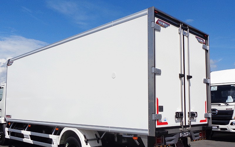 Caja del camión equipada con luces alrededor.